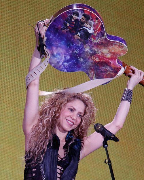 Shakira enseñando la guitarra con la foto de Gerard Piqué, Milan y Sasha en su concierto de Ámsterdam