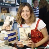 Sandra Barneda firmando su novela 'Hijas del agua' en la Feria del Libro 2018