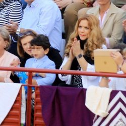 Carmen Bazán, Beatriz Trapote y Víctor Jr viendo torear a Víctor Janeiro en la plaza de toros de Ubrique