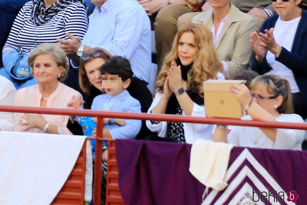 Carmen Bazán, Beatriz Trapote y Víctor Jr viendo torear a Víctor Janeiro en la plaza de toros de Ubrique