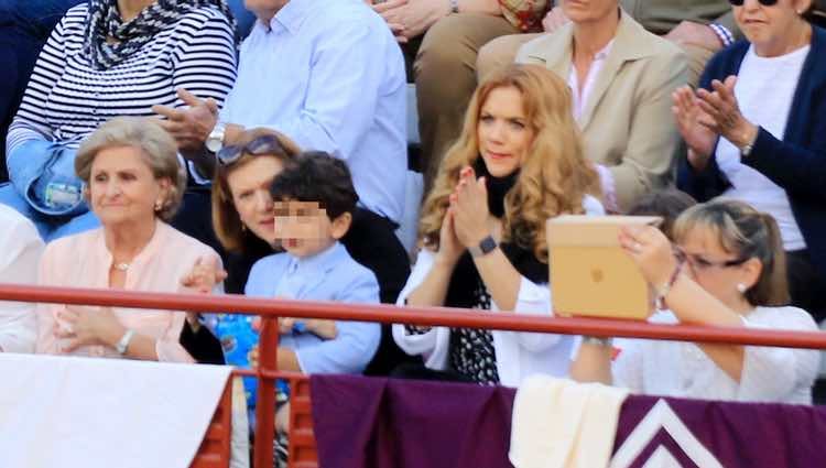 Carmen Bazán, Beatriz Trapote y Víctor Jr viendo torear a Víctor Janeiro en la plaza de toros de Ubrique