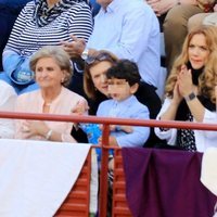 Carmen Bazán, Beatriz Trapote y Víctor Jr viendo torear a Víctor Janeiro en la plaza de toros de Ubrique