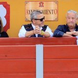 Humberto Janeiro viendo torear a Víctor Janeiro en la plaza de toros de Ubrique