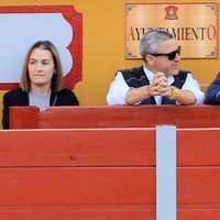 Humberto Janeiro viendo torear a Víctor Janeiro en la plaza de toros de Ubrique