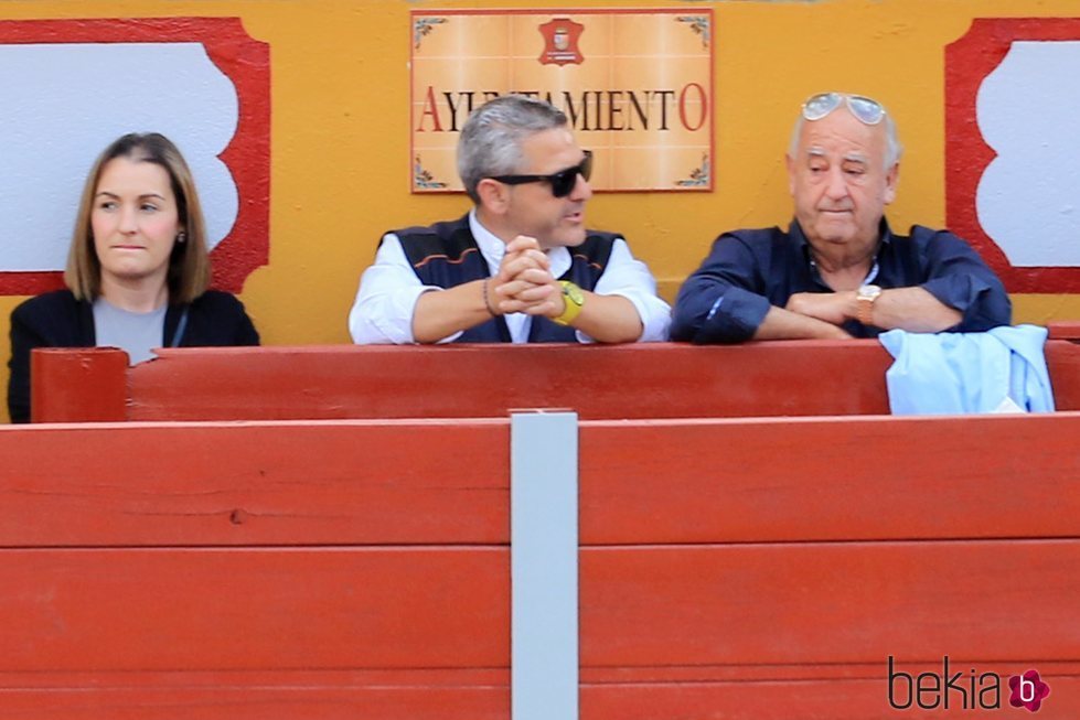 Humberto Janeiro viendo torear a Víctor Janeiro en la plaza de toros de Ubrique