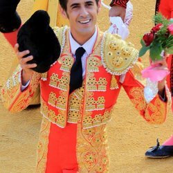 Víctor Janeiro dando la vuelta al ruedo tras la corrida de toros en Ubrique