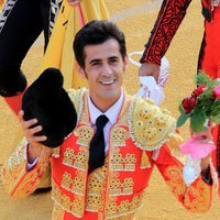 Víctor Janeiro dando la vuelta al ruedo tras la corrida de toros en Ubrique