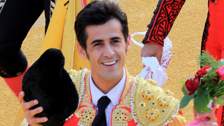 Víctor Janeiro dando la vuelta al ruedo tras la corrida de toros en Ubrique