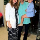 Víctor Janeiro y Beatriz Trapote con su hijo Víctor Jr tras la corrida de toros de Ubrique