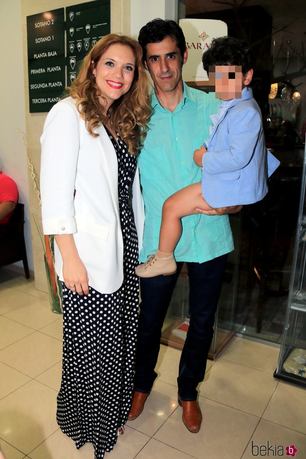 Víctor Janeiro y Beatriz Trapote con su hijo Víctor Jr tras la corrida de toros de Ubrique