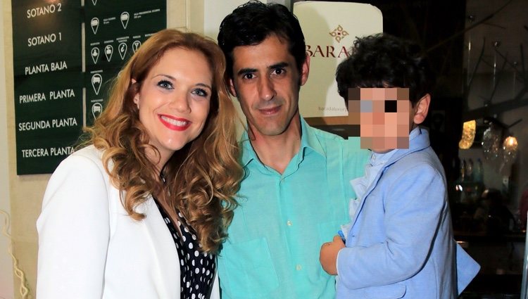 Víctor Janeiro y Beatriz Trapote con su hijo Víctor Jr tras la corrida de toros de Ubrique