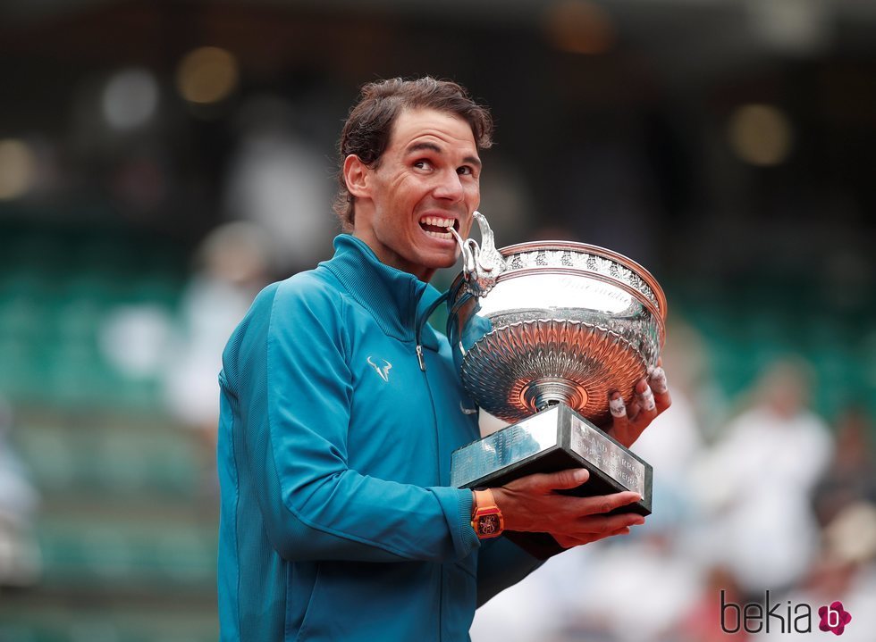 Rafa Nadal mordiendo su trofeo de Roland Garros 2018