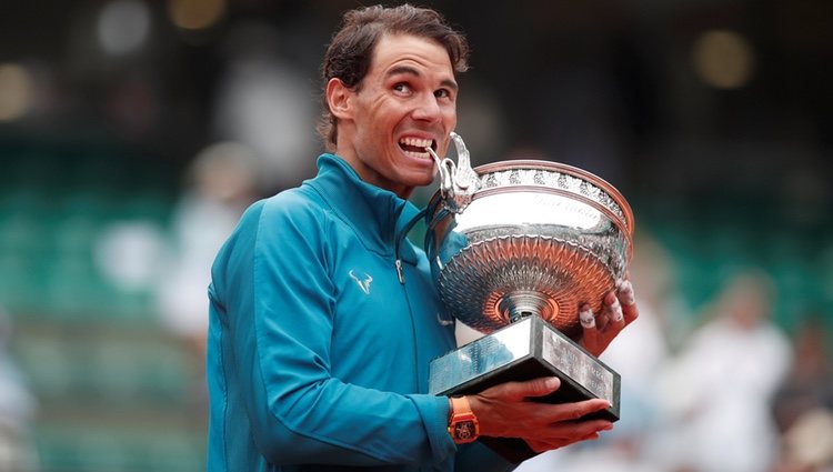 Rafa Nadal mordiendo su trofeo de Roland Garros 2018