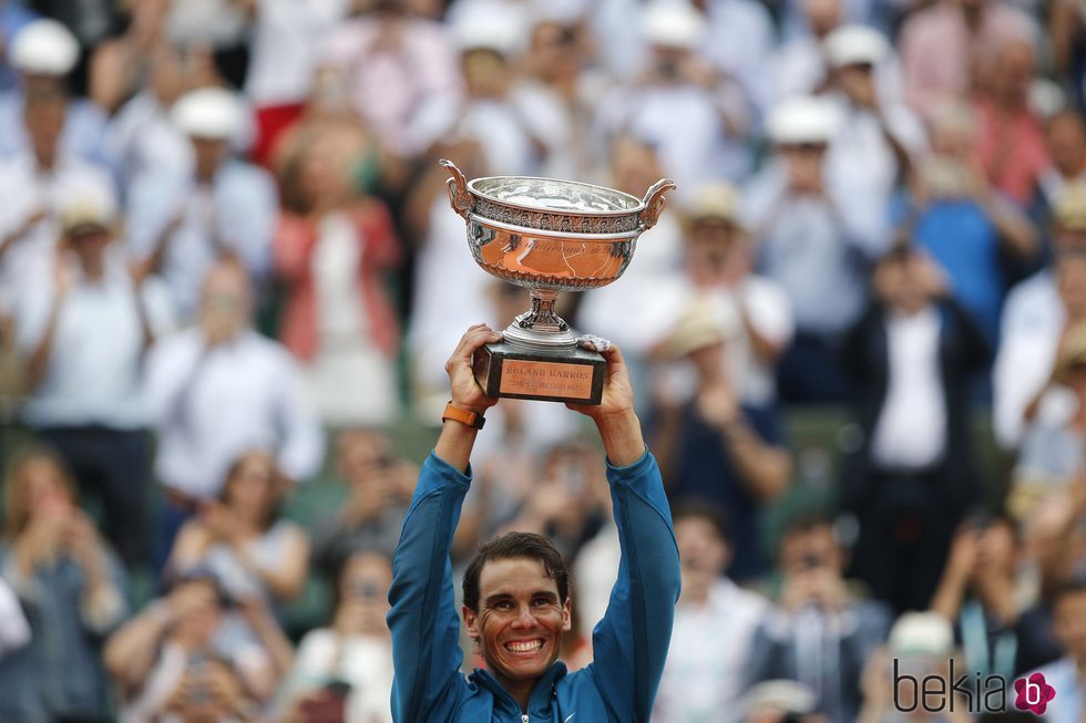 Rafa Nadal levantado el trofeo de ganador del Roland Garros 2018