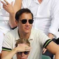 Clive Owen viendo la final del Roland Garros 2018