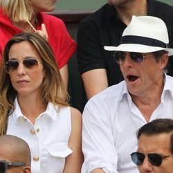 Hugh Grant y Anna Eberstein disfrutando de la final del Roland Garros 2018