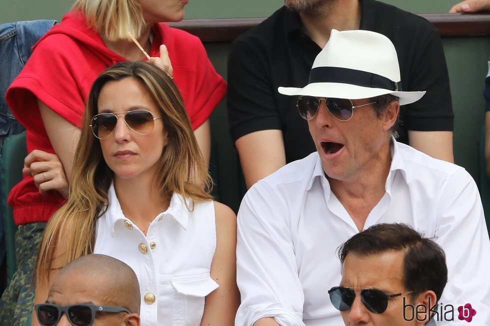 Hugh Grant y Anna Eberstein disfrutando de la final del Roland Garros 2018