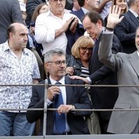 El Rey Felipe VI saludando a los asistentes a la Corrida de la Prensa 2018