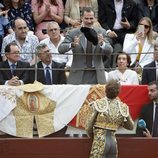 Manuel Escribano entregando su montera a Felipe VI en la Corrida de la Prensa 2018