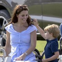 El Príncipe Jorge juega con Kate Middleton en un torneo de polo