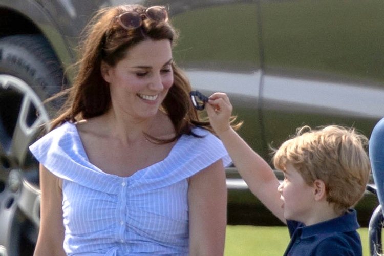 El Príncipe Jorge juega con Kate Middleton en un torneo de polo