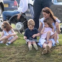 Los Príncipes Jorge y Carlota y Kate Middleton en un torneo de polo