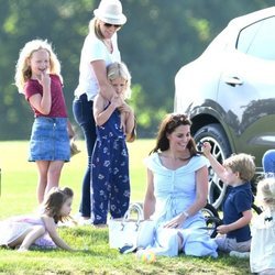 Kate Middleton y los Príncipes Jorge y Carlota con Autumn Kelly y sus hijas en un torneo de polo