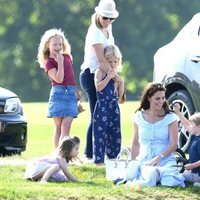 Kate Middleton y los Príncipes Jorge y Carlota con Autumn Kelly y sus hijas en un torneo de polo