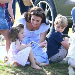 Kate Middleton junto a sus hijos Jorge y Carlota en un torneo de polo