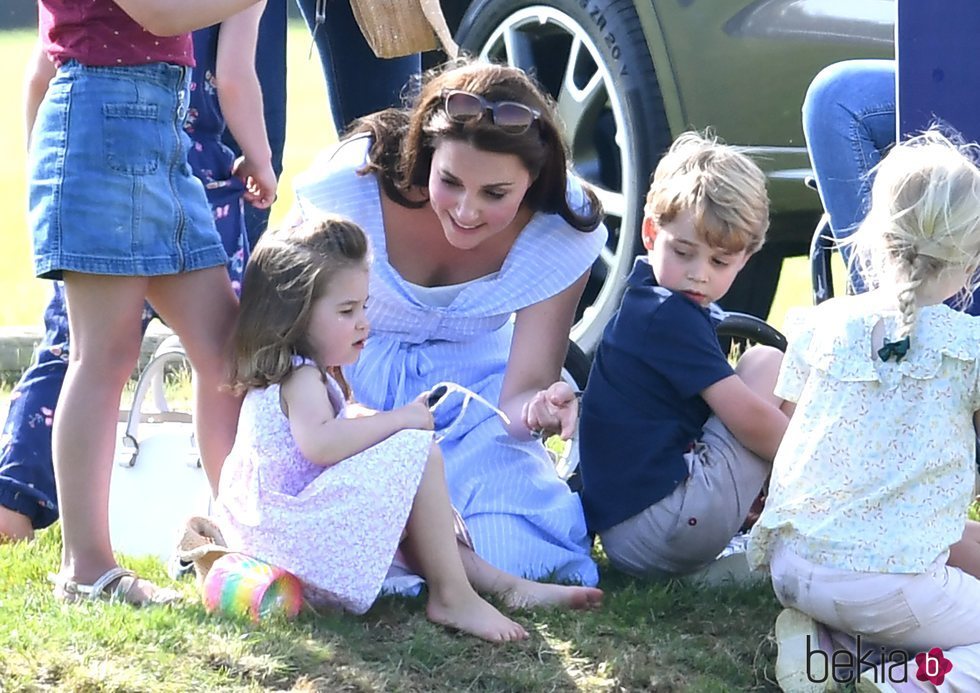 Kate Middleton junto a sus hijos Jorge y Carlota en un torneo de polo