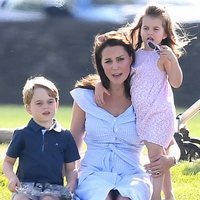 Kate Middleton, el Príncipe Jorge y la Princesa Carlota animando al Príncipe Guillermo en un torneo de polo