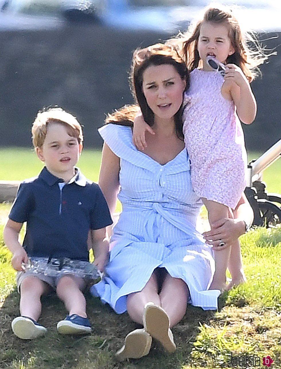 Kate Middleton, el Príncipe Jorge y la Princesa Carlota animando al Príncipe Guillermo en un torneo de polo