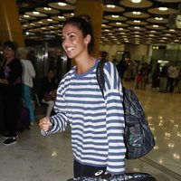 Lara Álvarez muy feliz en el aeropuerto de Madrid a su vuelta de 'Supervivientes 2018'