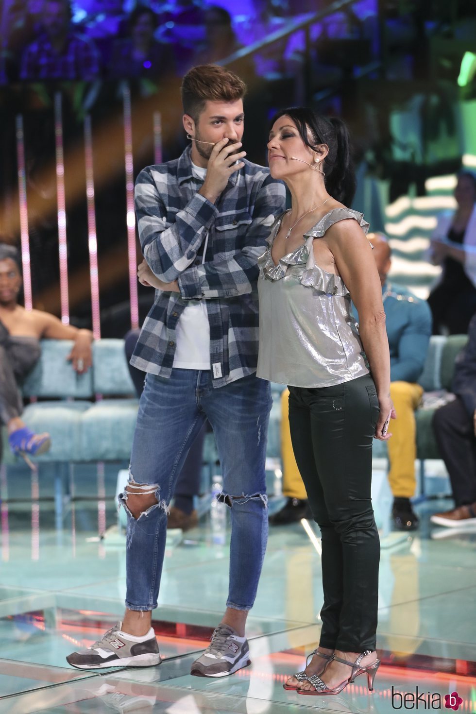 Maite Galdeano hablando con Alejandro Albalá en el plató de 'Supervivientes 2018'