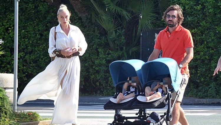 Andrea Pirlo paseando con su novia y sus hijos