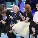 La madre de Maestro Joao, Benita, junto a Sandra Barneda en el plató de 'Supervivientes 2018'