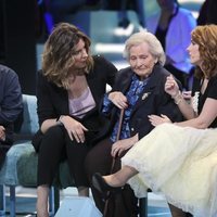 La madre de Maestro Joao, Benita, junto a Sandra Barneda en el plató de 'Supervivientes 2018'