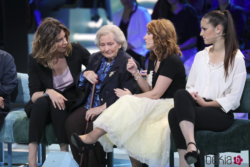 La madre de Maestro Joao, Benita, junto a Sandra Barneda en el plató de 'Supervivientes 2018'