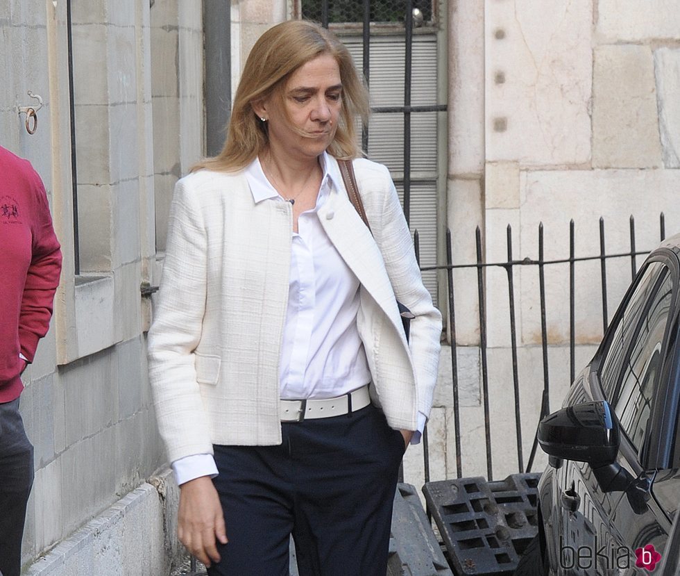 La Infanta Cristina, seria y cabizbaja tras conocerse la sentencia del Supremo sobre Iñaki Urdangarin