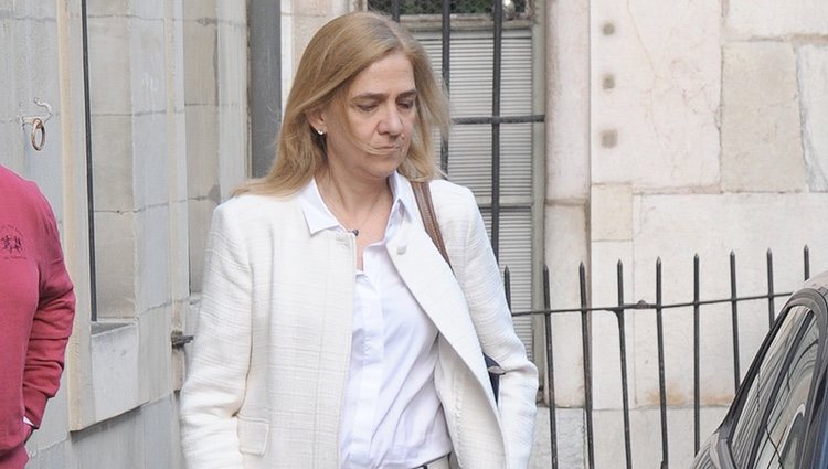 La Infanta Cristina, seria y cabizbaja tras conocerse la sentencia del Supremo sobre Iñaki Urdangarin