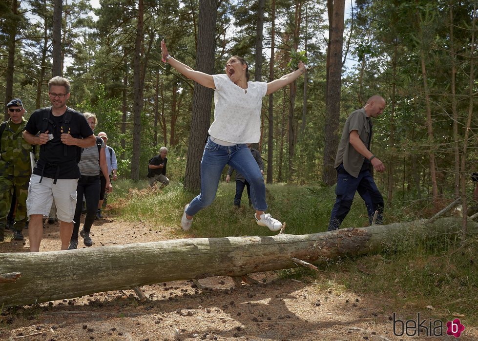 Victoria de Suecia pegando un salto en Escania