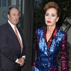 El Chatarrero y Ágatha Ruiz de la Prada llegando a la entrega del Premio Internacional de Periodismo de Vanity Fair