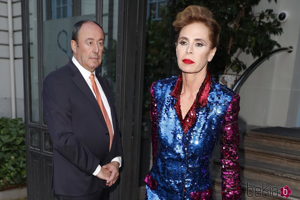 El Chatarrero y Ágatha Ruiz de la Prada llegando a la entrega del Premio Internacional de Periodismo de Vanity Fair