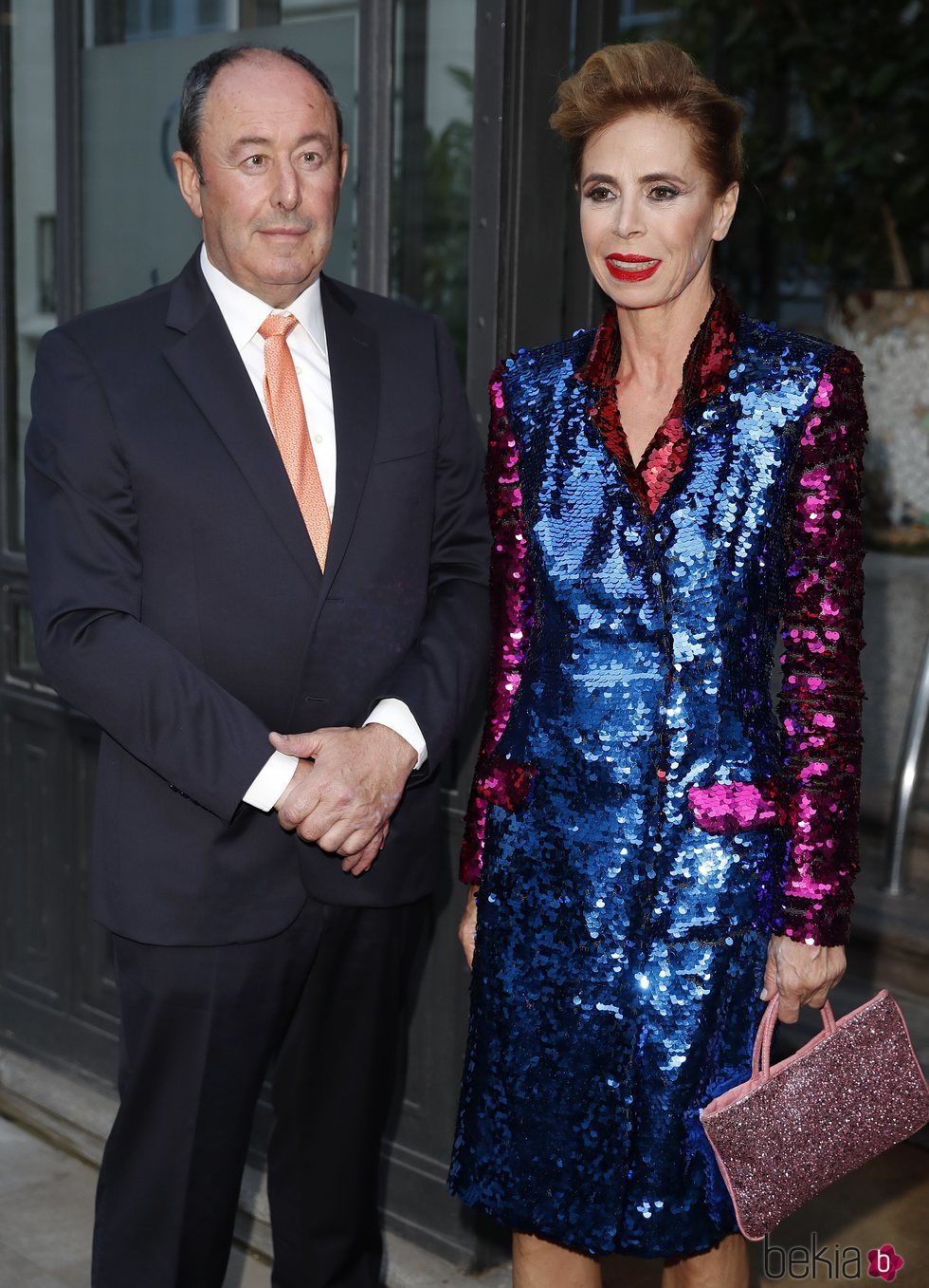 Ágatha Ruiz de la Prada y El Chatarrero posando juntos en la entrega del Premio Internacional de Periodismo de Vanity Fair