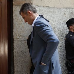 Iñaki Urdangarin recoge el mandamiento de prisión en la Audiencia de Palma