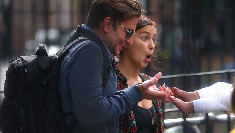 Irina Shayk y Bradley Cooper poniendo muecas a la pequeña Lea