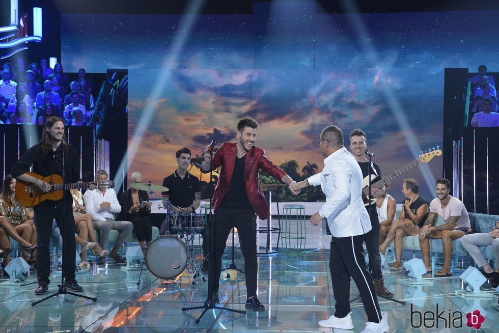 Antonio José cantando en la primera gala final de 'Supervivientes 2018'