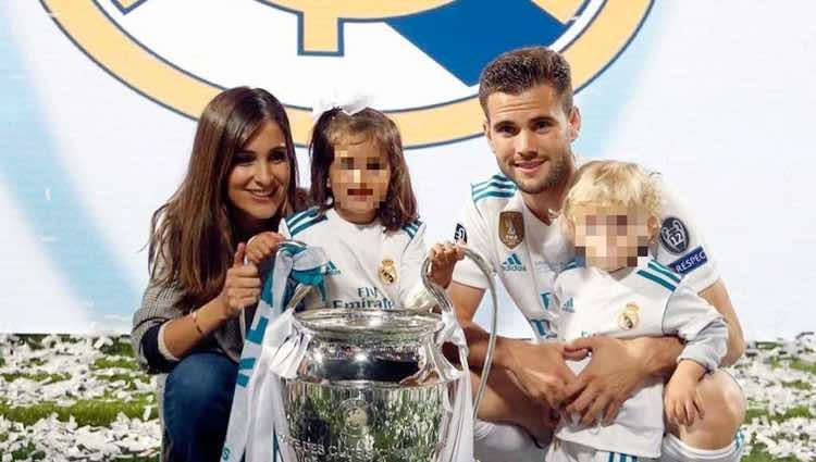 Nacho Fernández celebra la victoria del Real Madrid en la Champions junto a su mujer y sus hijos