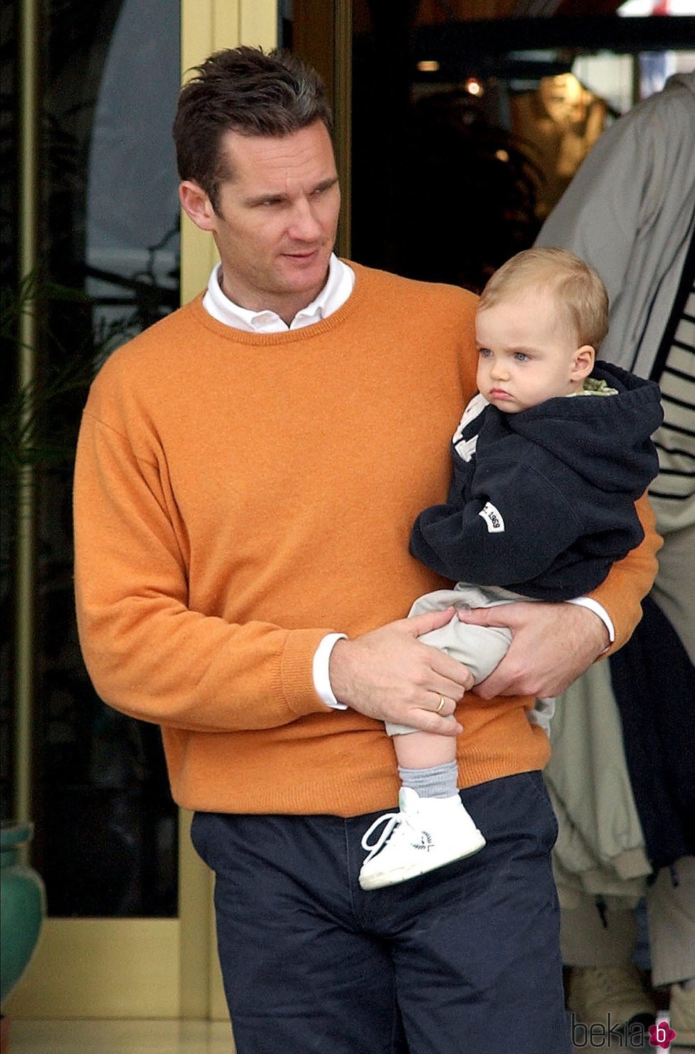 Iñaki Urdangarin con su hijo Pablo en brazos