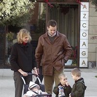 La Infanta Cristina e Iñaki Urdangarin con sus hijos Juan, Pablo y Miguel cuando eran pequeños en Vitoria